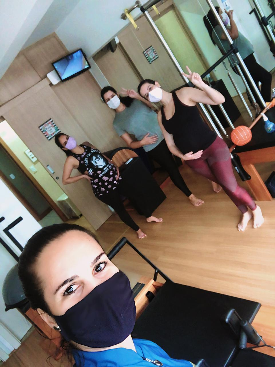 Turma de gestantes praticando Pilates em grupo
