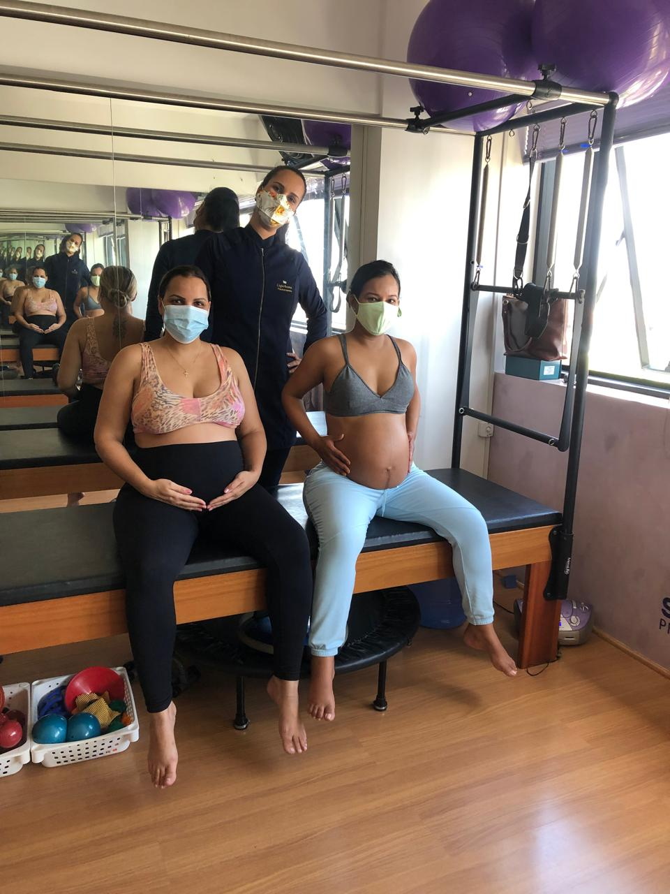 Lígia Bastos acompanhada de gestantes durante aula de Pilates