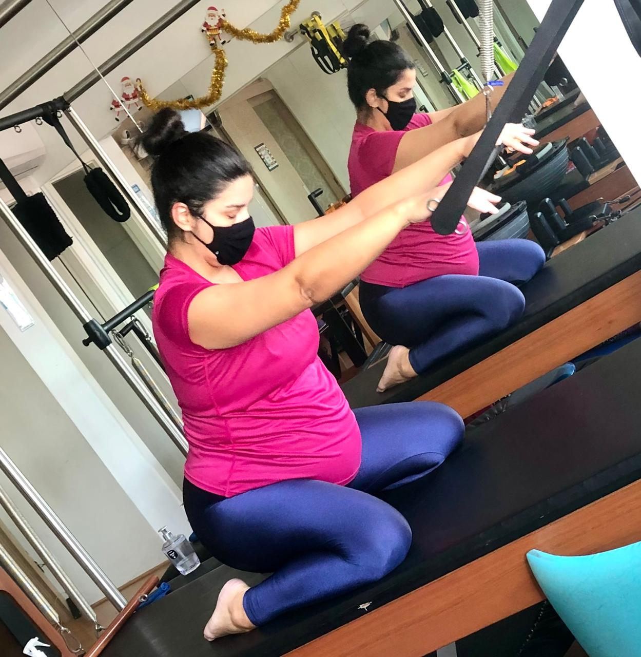 Gestante executando exercício no aparelho de Pilates