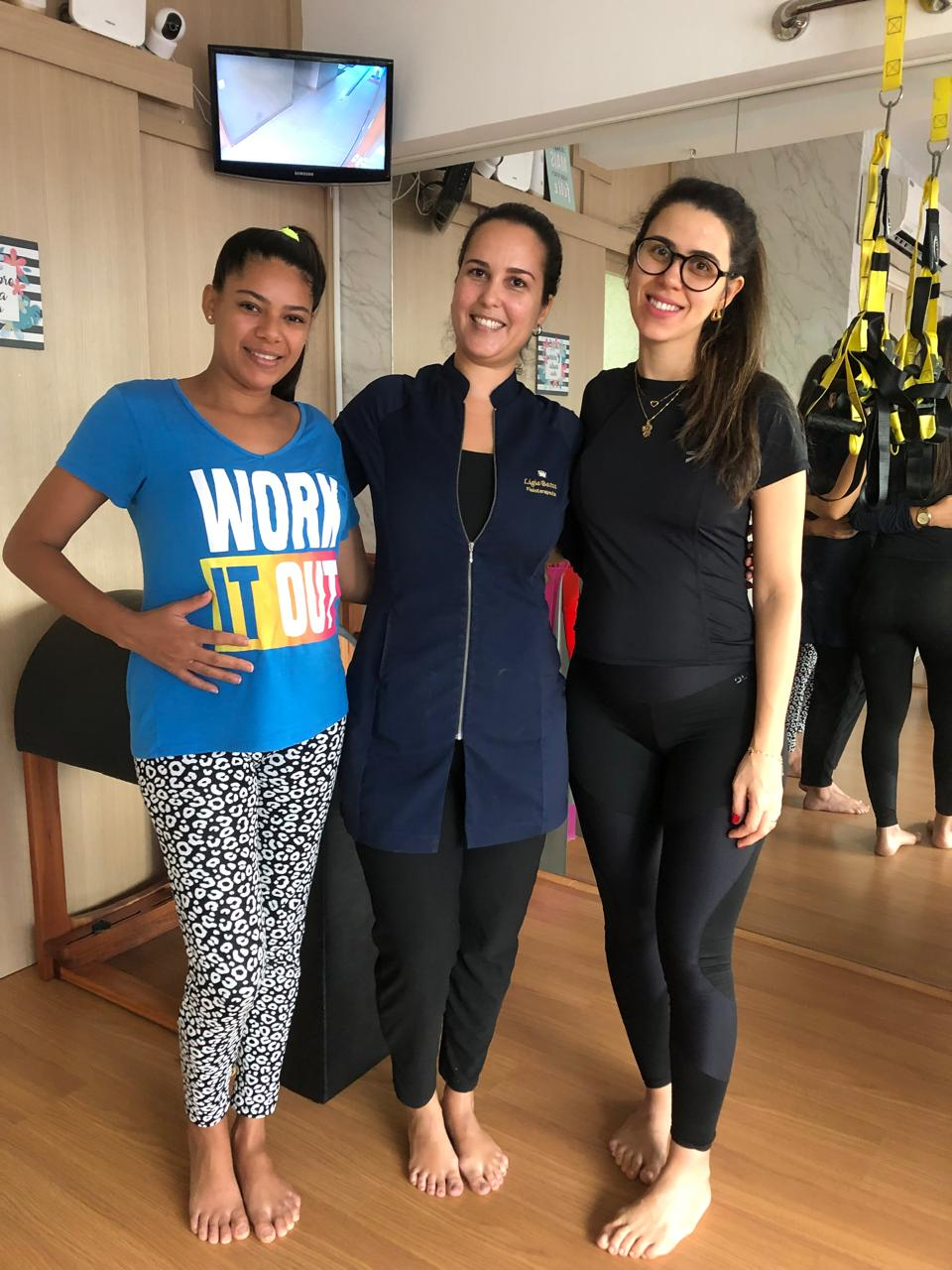 Lígia Bastos ao lado de gestantes durante uma aula prática de Pilates