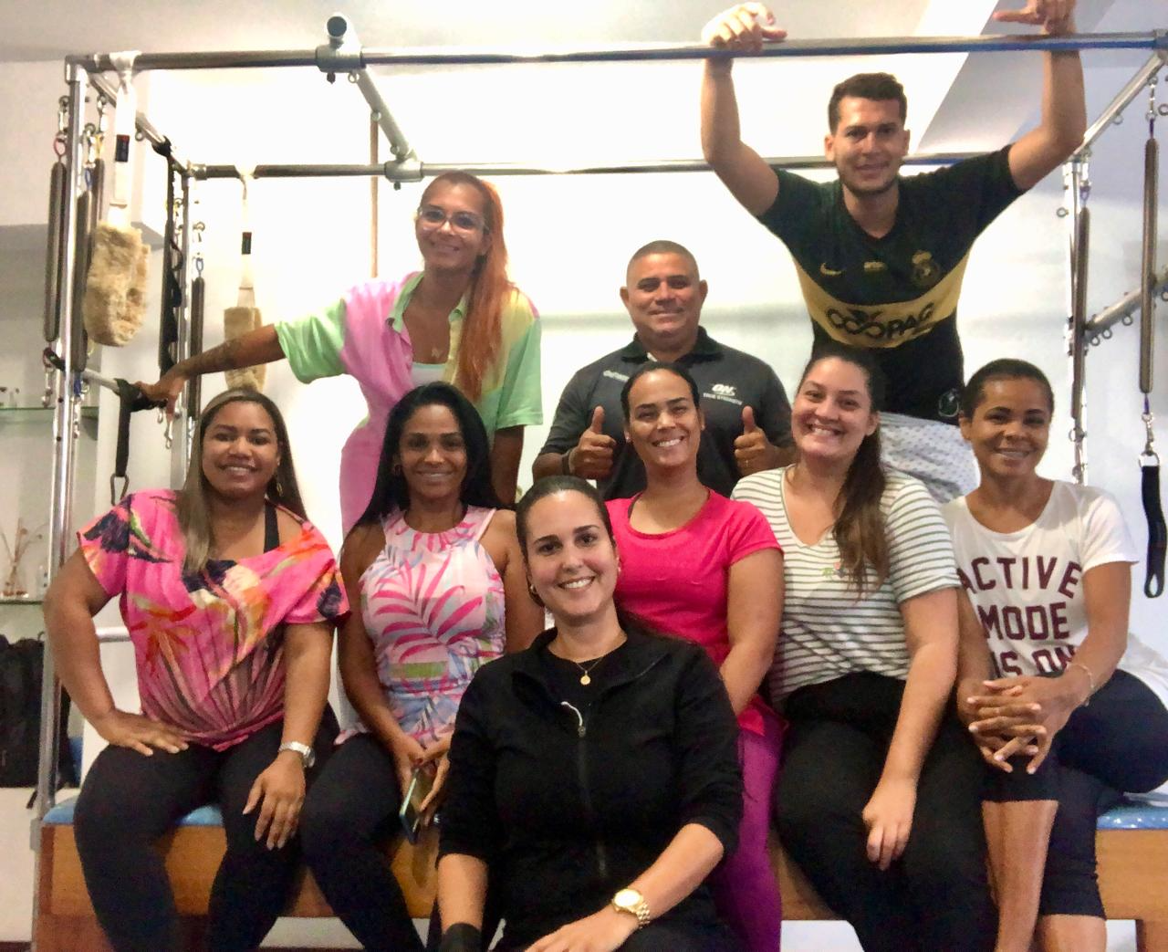 Lígia Bastos com grupo de gestantes no estúdio de Pilates
