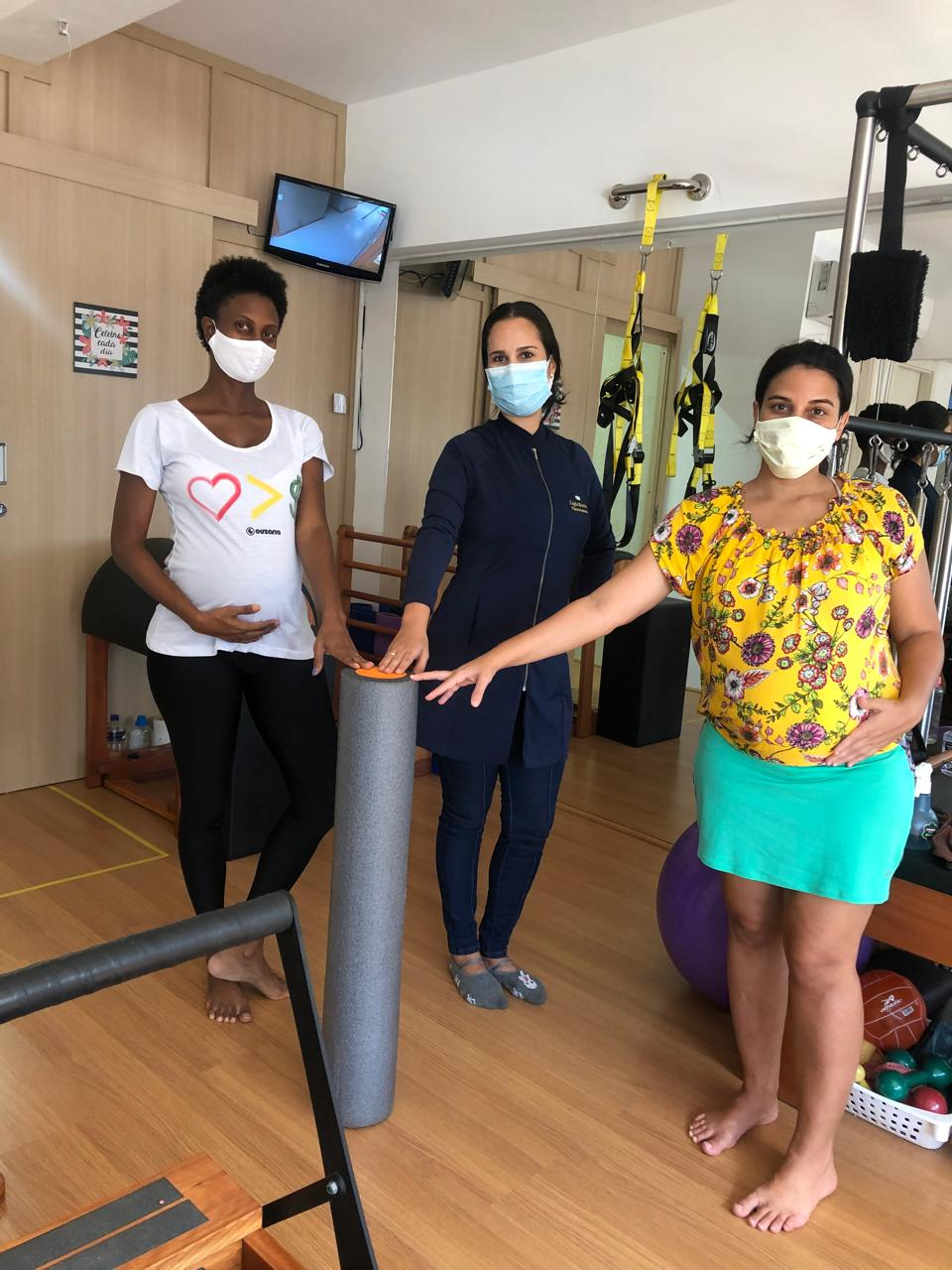 Lígia orientando gestantes em exercício com rolo de espuma